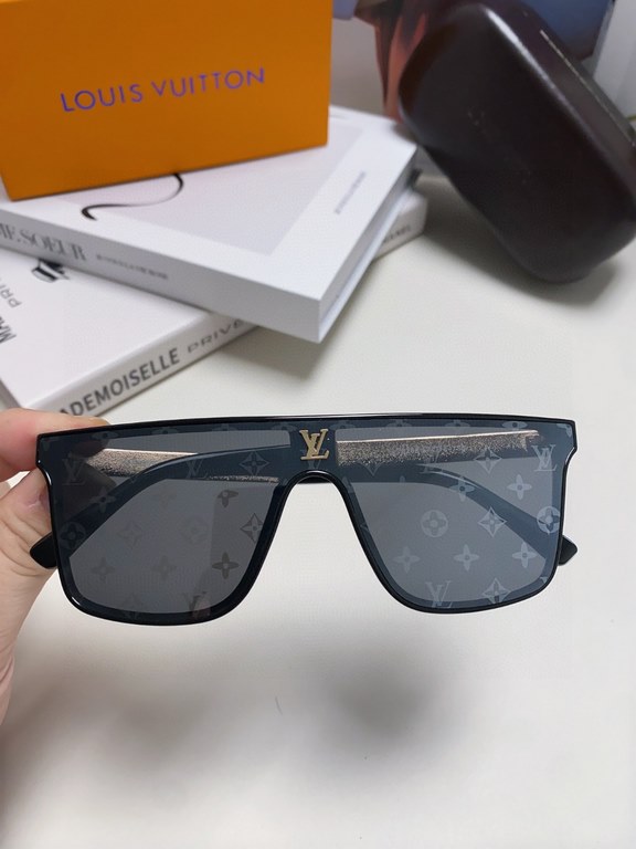 LV Louis Vuitton, the lens logo will not affect the line of sight at all!Very heavy duty! The details are so many that it's trenchantCreates a sharp front frame shapeBringing an unrivaled sense of style to the wearer.The