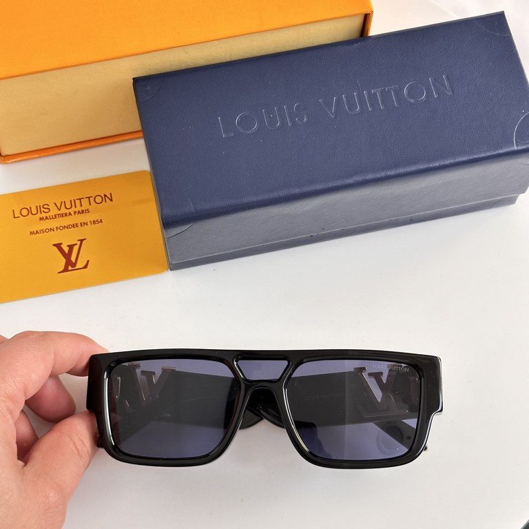 LOUIS VUITTO Louis Vuitton MODEL Z2088E