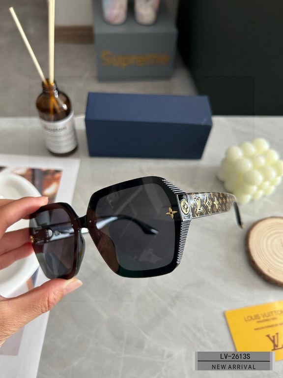 . [Louis Vuitton - LV . [Polaroid Resin Polarized Lenses] . [TR Frames Lightweight and Comfortable to Wear] . [size 57-16-148, ] . [  2023 new sunglasses to reduce the burden of glare, star models, blocking harmful light