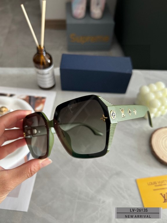 . [Louis Vuitton - LV . [Polaroid Resin Polarized Lenses] . [TR Frames Lightweight and Comfortable to Wear] . [size 57-16-148, ] . [  2023 new sunglasses to reduce the burden of glare, star models, blocking harmful light