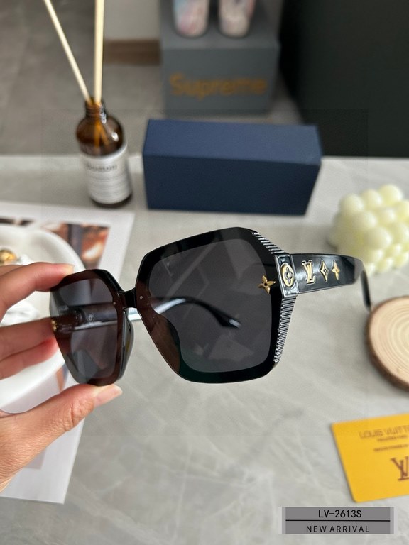 . [Louis Vuitton - LV . [Polaroid Resin Polarized Lenses] . [TR Frames Lightweight and Comfortable to Wear] . [size 57-16-148, ] . [  2023 new sunglasses to reduce the burden of glare, star models, blocking harmful light