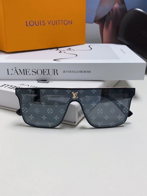 LV Louis Vuitton, the lens logo will not affect the line of sight at all!Very heavy duty! The details are so many that it's trenchantCreates a sharp front frame shapeBringing an unrivaled sense of style to the wearer.The