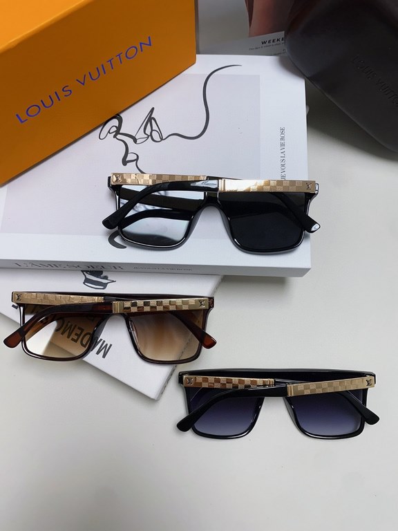 LV Louis Vuitton, the lens logo will not affect the line of sight at all!Very heavy duty! The details are so many that it's trenchantCreates a sharp front frame shapeBringing an unrivaled sense of style to the wearer.The