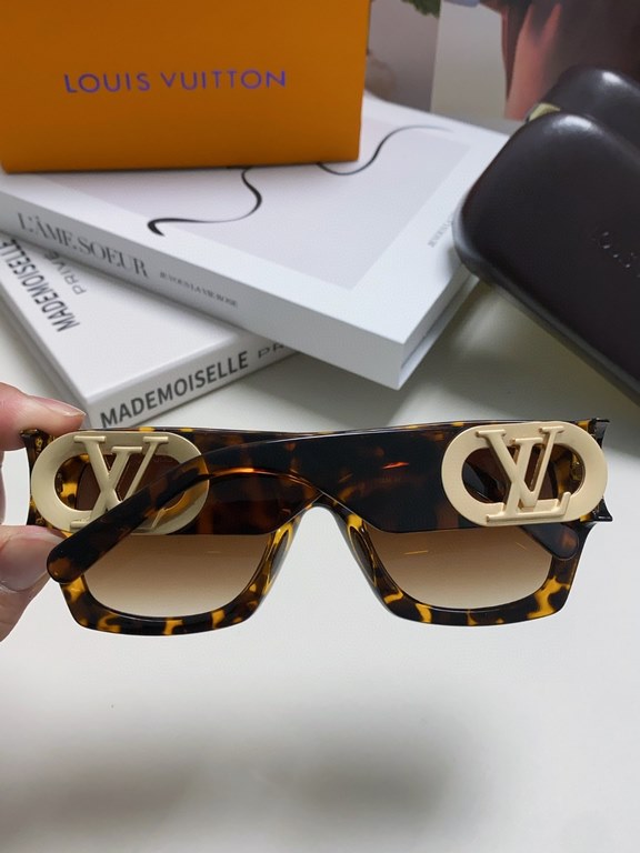 Lv Louis Vuitton Finally  I've been waiting for Jin Chen's LV look, and it's finally here! The official website's main model, the original molded cast legs, with thick plate material rims, each one of them is a must-have