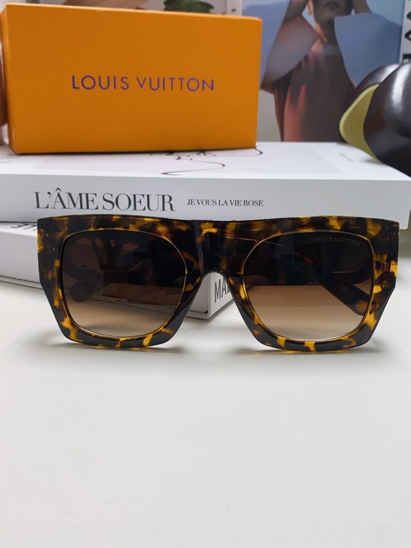 Lv Louis Vuitton Finally  I've been waiting for Jin Chen's LV look, and it's finally here! The official website's main model, the original molded cast legs, with thick plate material rims, each one of them is a must-have