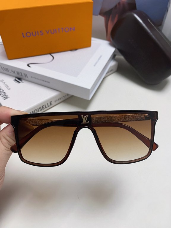 LV Louis Vuitton, the lens logo will not affect the line of sight at all!Very heavy duty! The details are so many that it's trenchantCreates a sharp front frame shapeBringing an unrivaled sense of style to the wearer.The