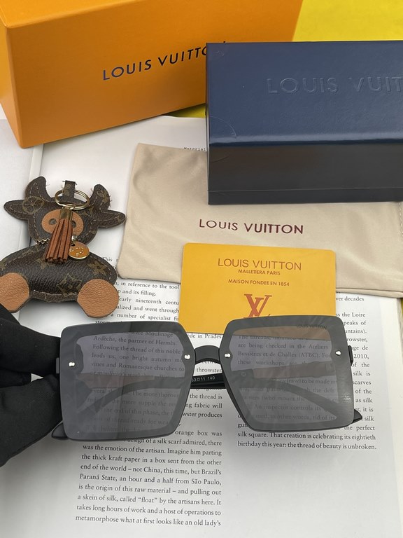 [TR Polarized Series] lv large frame sunglasses sunglasses classic box design, do not pick face type, whether with a coat or dress are very temperament polarized lenses to prevent ultraviolet Model Model L2711