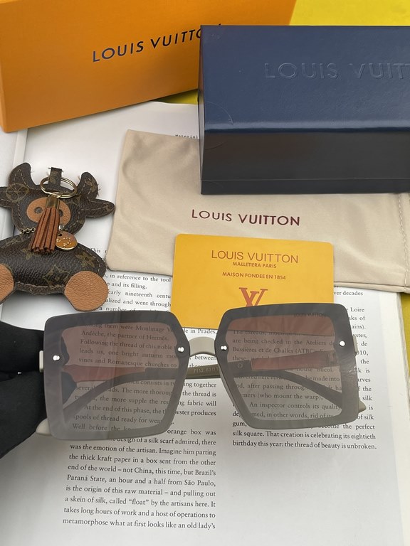 [TR Polarized Series] lv large frame sunglasses sunglasses classic box design, do not pick face type, whether with a coat or dress are very temperament polarized lenses to prevent ultraviolet Model Model L2711