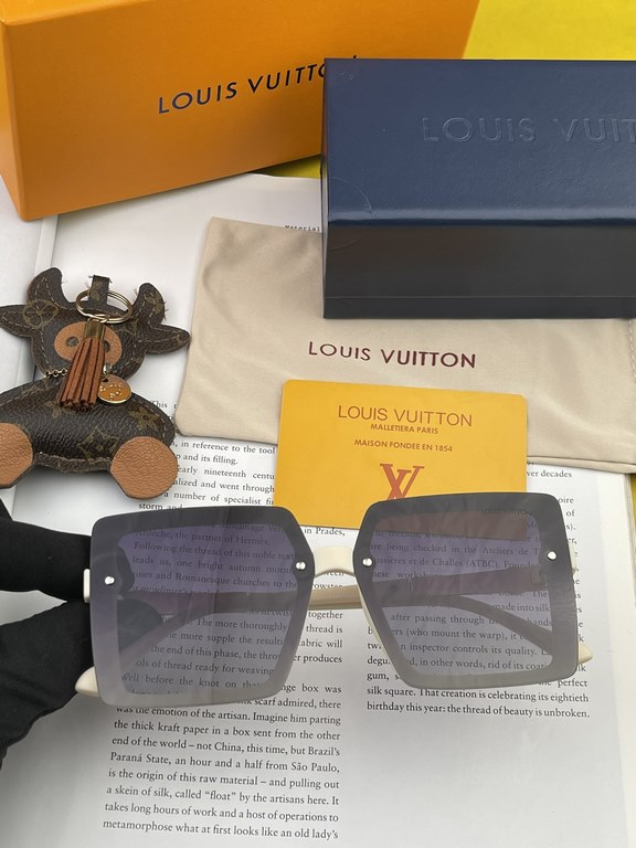 [TR Polarized Series] lv large frame sunglasses sunglasses classic box design, do not pick face type, whether with a coat or dress are very temperament polarized lenses to prevent ultraviolet Model Model L2711