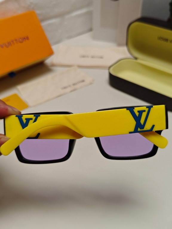 LV Louis Vuitton new sunglasses retro personality avant-garde sunglasses model model high quality plate high quality box