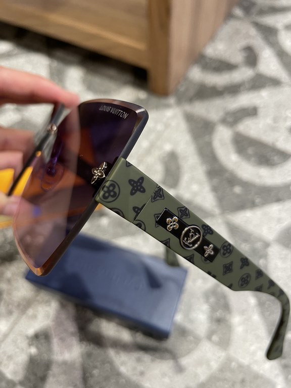 LV Women's Polarized Sunglasses   Classic small foot design elements   Retro style Super love, show fashionable big brand style