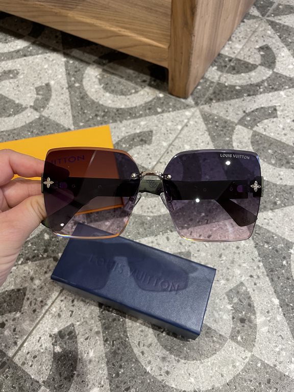 LV Women's Polarized Sunglasses   Classic small foot design elements   Retro style Super love, show fashionable big brand style