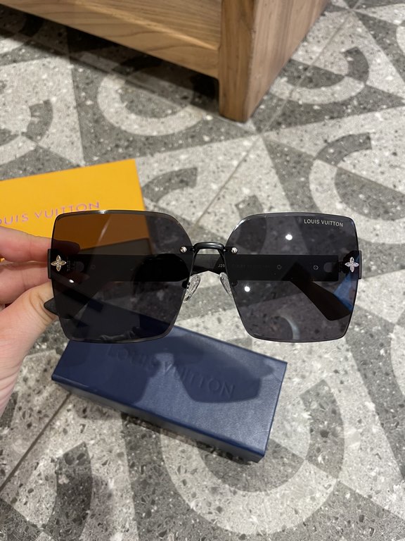 LV Women's Polarized Sunglasses   Classic small foot design elements   Retro style Super love, show fashionable big brand style