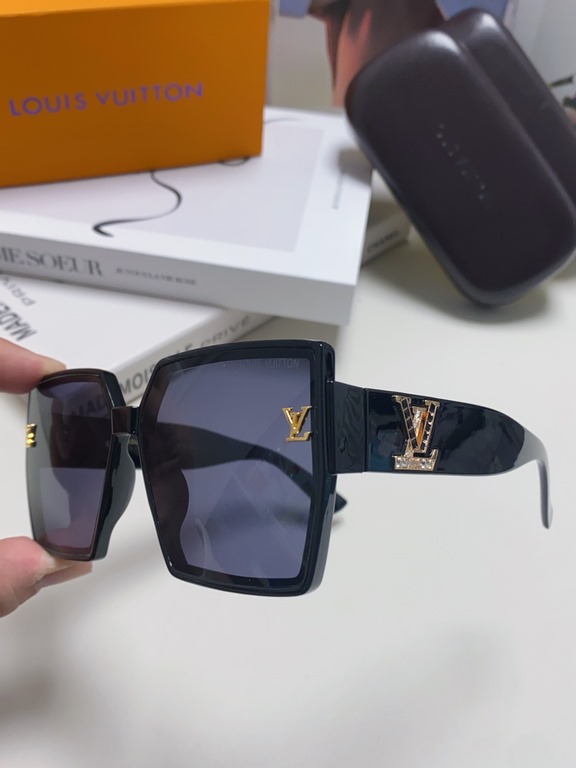 Lv Louis Vuitton 2024 latest fashion sunglasses ladies square thin retro net red sunscreen new senior sense of star street shooting sunglasses personalized with diamond Logo