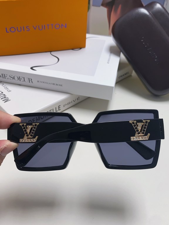 Lv Louis Vuitton 2024 latest fashion sunglasses ladies square thin retro net red sunscreen new senior sense of star street shooting sunglasses personalized with diamond Logo