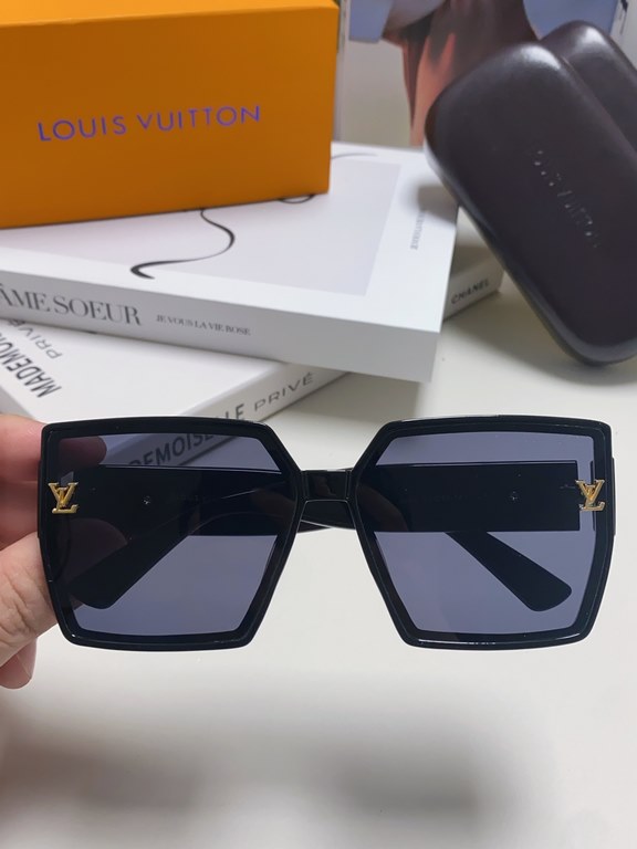 Lv Louis Vuitton 2024 latest fashion sunglasses ladies square thin retro net red sunscreen new senior sense of star street shooting sunglasses personalized with diamond Logo