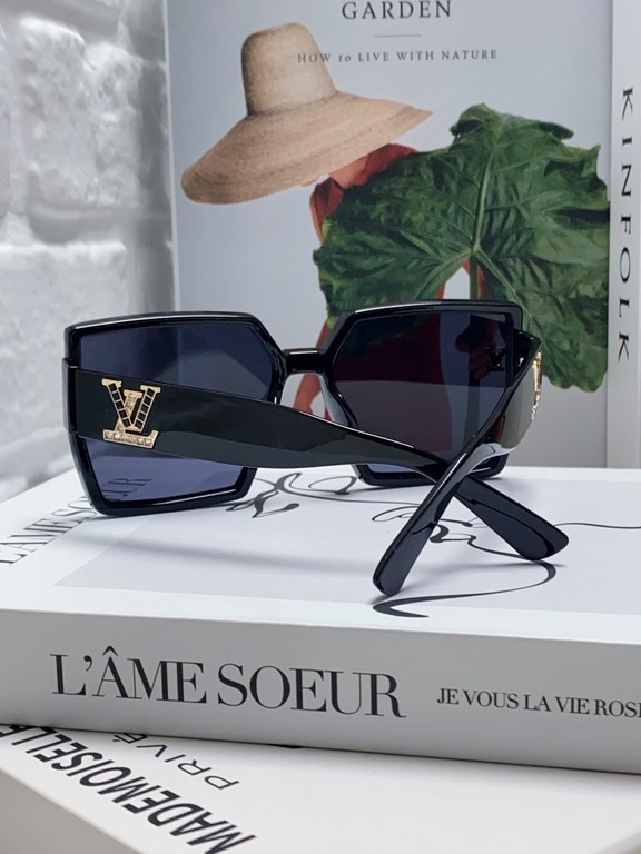 Lv Louis Vuitton 2024 latest fashion sunglasses ladies square thin retro net red sunscreen new senior sense of star street shooting sunglasses personalized with diamond Logo