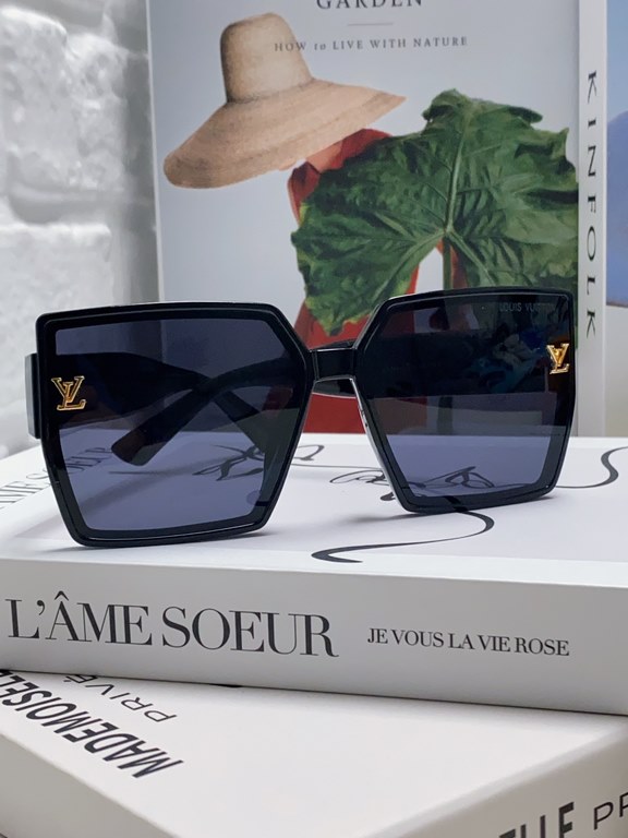 Lv Louis Vuitton 2024 latest fashion sunglasses ladies square thin retro net red sunscreen new senior sense of star street shooting sunglasses personalized with diamond Logo