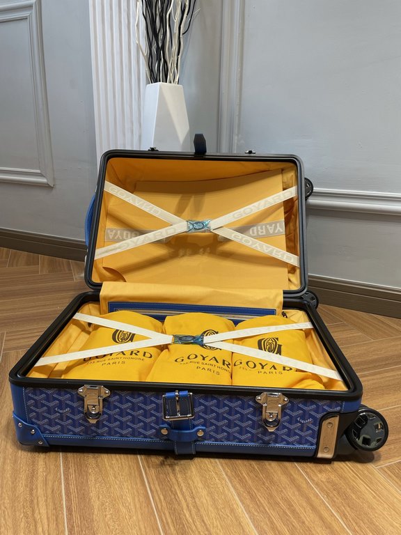 goyard has always been committed to the classic heritage of travel products. This boarding box is also the classic work of goyard. It is also the highest peak of retro sophistication, which can feel the exquisite workman