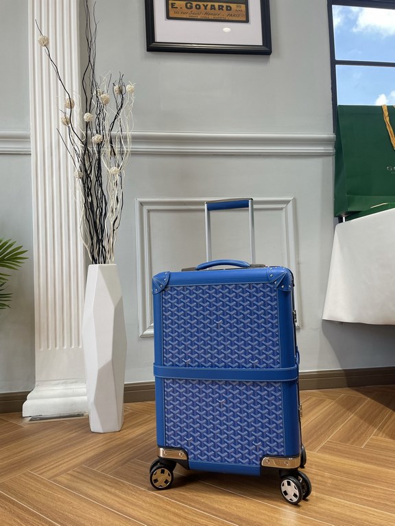 goyard has always been committed to the classic heritage of travel products. This boarding box is also the classic work of goyard. It is also the highest peak of retro sophistication, which can feel the exquisite workman