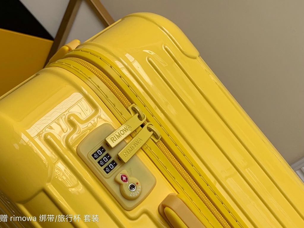 Rimowa Trolley caseluggageUltra-light pc zipper case, must get the same high value trolley case of YiYiChixi! Rimowa Essential new color collection! When you're young, you need to look good to travel!  Free Rimowa StrapM