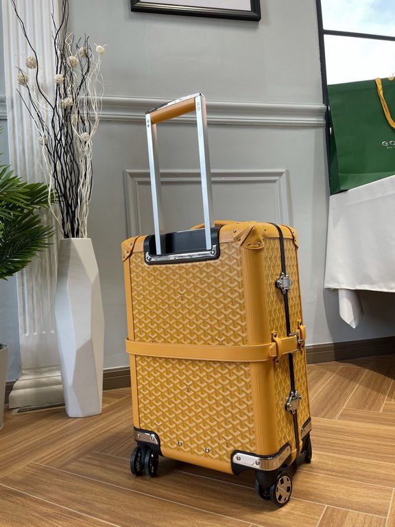 goyard has always been committed to the classic heritage of travel products. This boarding box is also the classic work of goyard. It is also the highest peak of retro sophistication, which can feel the exquisite workman