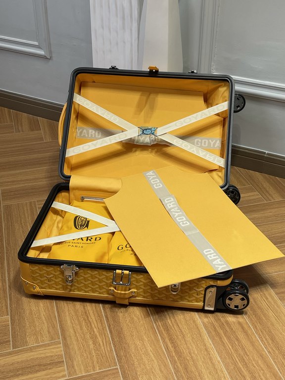 goyard has always been committed to the classic heritage of travel products. This boarding box is also the classic work of goyard. It is also the highest peak of retro sophistication, which can feel the exquisite workman