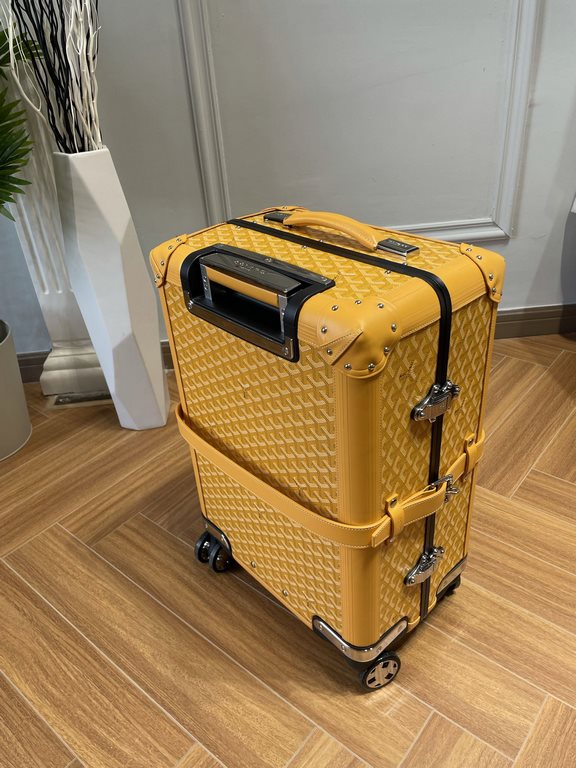 goyard has always been committed to the classic heritage of travel products. This boarding box is also the classic work of goyard. It is also the highest peak of retro sophistication, which can feel the exquisite workman