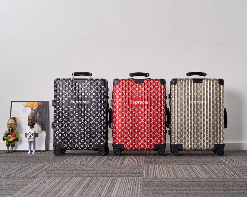 Actual video The strongest co-branding in history Exclusive Limited LV X Supreme X Rimowa, the strongest co-branding in history Exclusive Limited LV X Supreme X Rimowa Only for sale Counter size 2 inch 26 inch, aluminum 