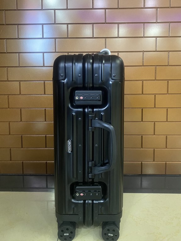 Moncler and RIMOWA join hands again to create a set of customized luggage based on RIMOWA's iconic Topas Stealth aluminum-magnesium alloy series. Inexcusable trolley handle Imported universal wheels International TSA cus