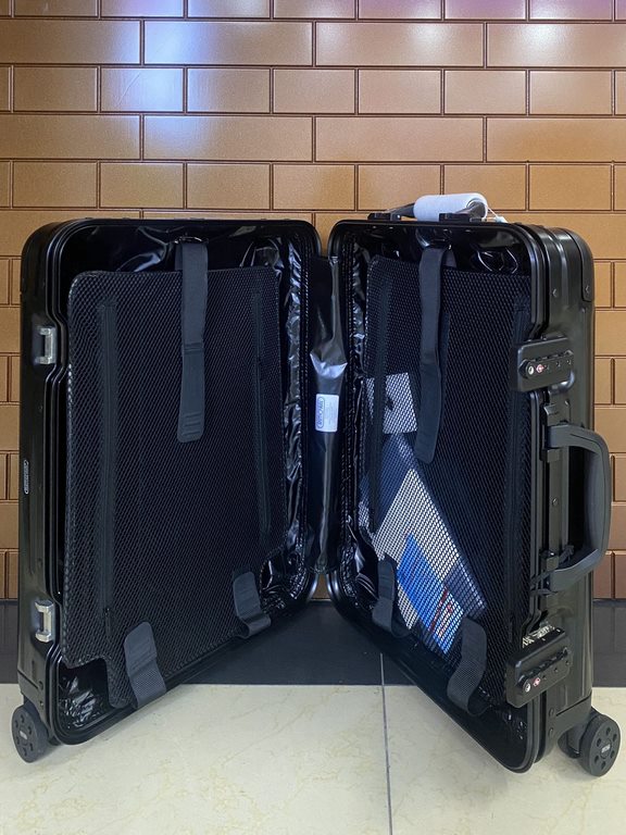 Moncler and RIMOWA join hands again to create a set of customized luggage based on RIMOWA's iconic Topas Stealth aluminum-magnesium alloy series. Inexcusable trolley handle Imported universal wheels International TSA cus