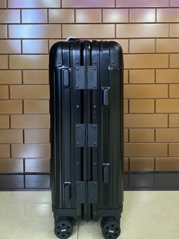 Moncler and RIMOWA join hands again to create a set of customized luggage based on RIMOWA's iconic Topas Stealth aluminum-magnesium alloy series. Inexcusable trolley handle Imported universal wheels International TSA cus