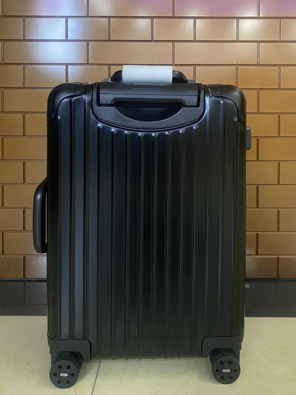 Moncler and RIMOWA join hands again to create a set of customized luggage based on RIMOWA's iconic Topas Stealth aluminum-magnesium alloy series. Inexcusable trolley handle Imported universal wheels International TSA cus