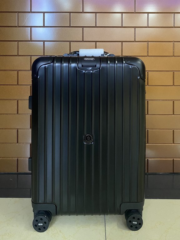 Moncler and RIMOWA join hands again to create a set of customized luggage based on RIMOWA's iconic Topas Stealth aluminum-magnesium alloy series. Inexcusable trolley handle Imported universal wheels International TSA cus