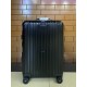 Moncler and RIMOWA join hands again to create a set of customized luggage based on RIMOWA's iconic Topas Stealth aluminum-magnesium alloy series. Inexcusable trolley handle Imported universal wheels International TSA cus