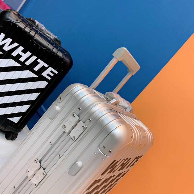 Original goodsMaterial Aluminum-Magnesium Alloy Original Price Four FiguresIMOWA X Off-White Co-BrandingMOWA and Off-White are back with another new collab!MOWA has announced that they will be releasing different designs