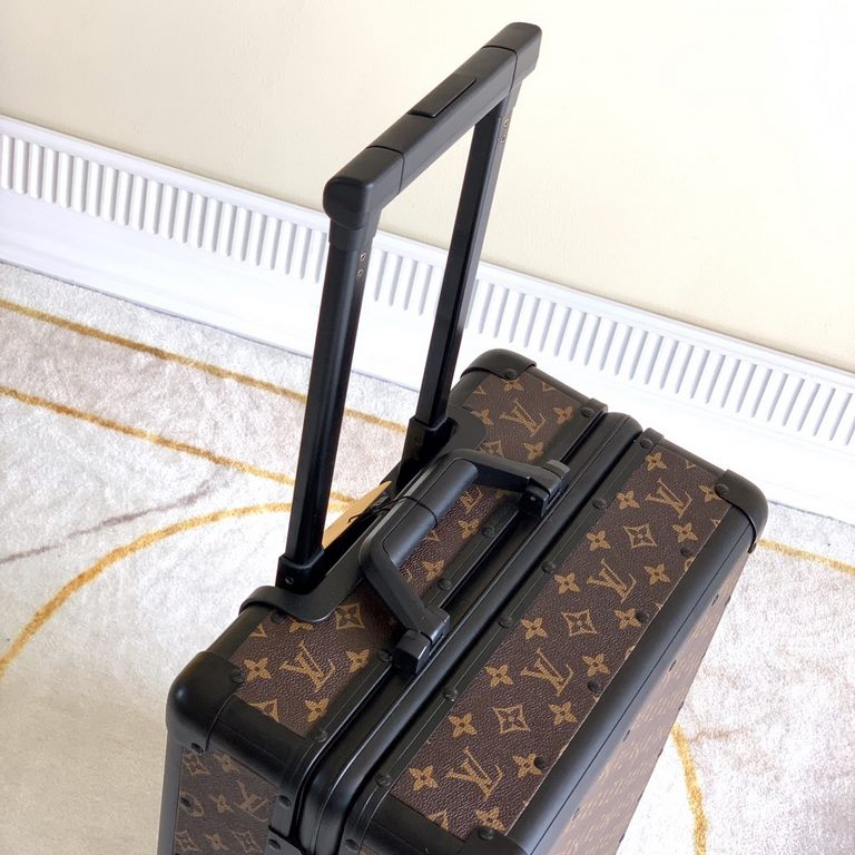 Louis Vuitton (LV) with excellent quality, outstanding creativity and exquisite craftsmanship to interpret the art of fashionable travel!Unique design concepts, interesting, fashionable, vintage style and perfect craftsm