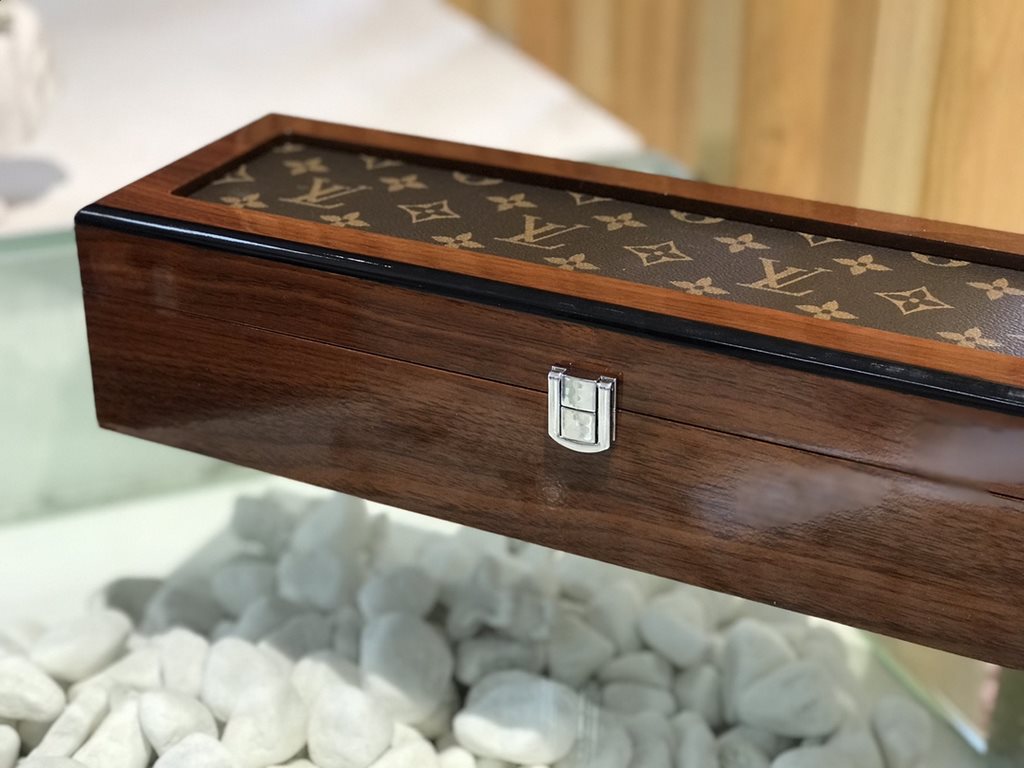 #New Product First Launch6 Compartment Lid Solid Wood Multifunctional Watch Box  Carefully developed and uniquely crafted.#Exclusive customized background #(Impeccable)  Size  37128.5Weight ：1.4kg