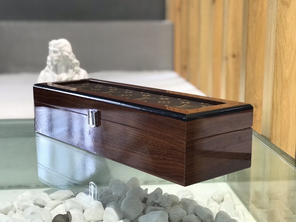 #New Product First Launch6 Compartment Lid Solid Wood Multifunctional Watch Box  Carefully developed and uniquely crafted.#Exclusive customized background #(Impeccable)  Size  37128.5Weight ：1.4kg