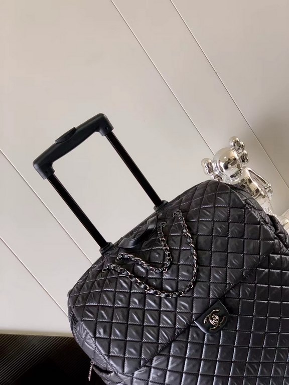 Chanel Chanel classic nylon fabric trolley case can also be handheld with    has been a large number of shipments of Oh, travel shopping must-have models, hurry to get down to it; purchased genuine hit molding, never a h