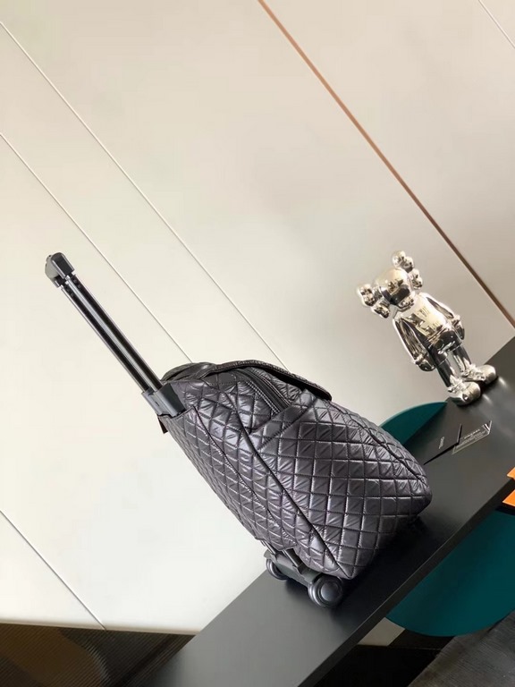 Chanel Chanel classic nylon fabric trolley case can also be handheld with    has been a large number of shipments of Oh, travel shopping must-have models, hurry to get down to it; purchased genuine hit molding, never a h