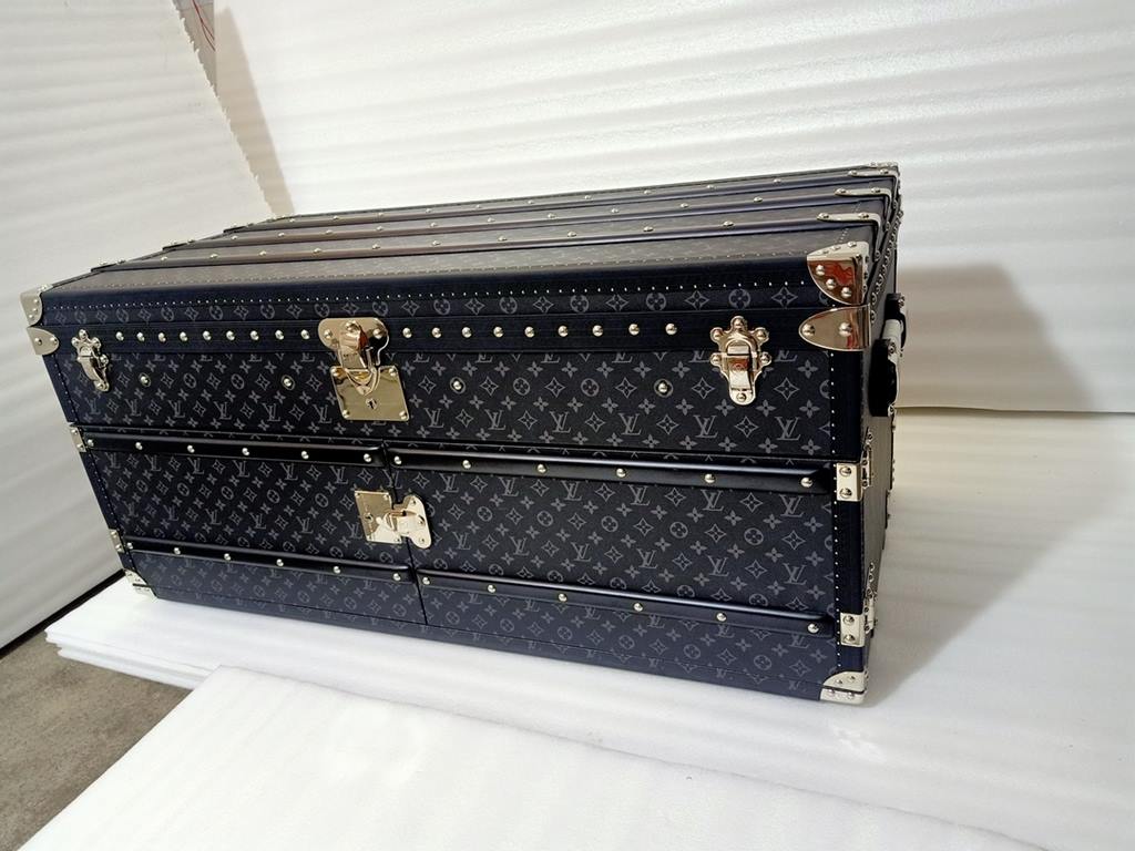 M4700SKMLouis Vuitton Double Open Black Flower,