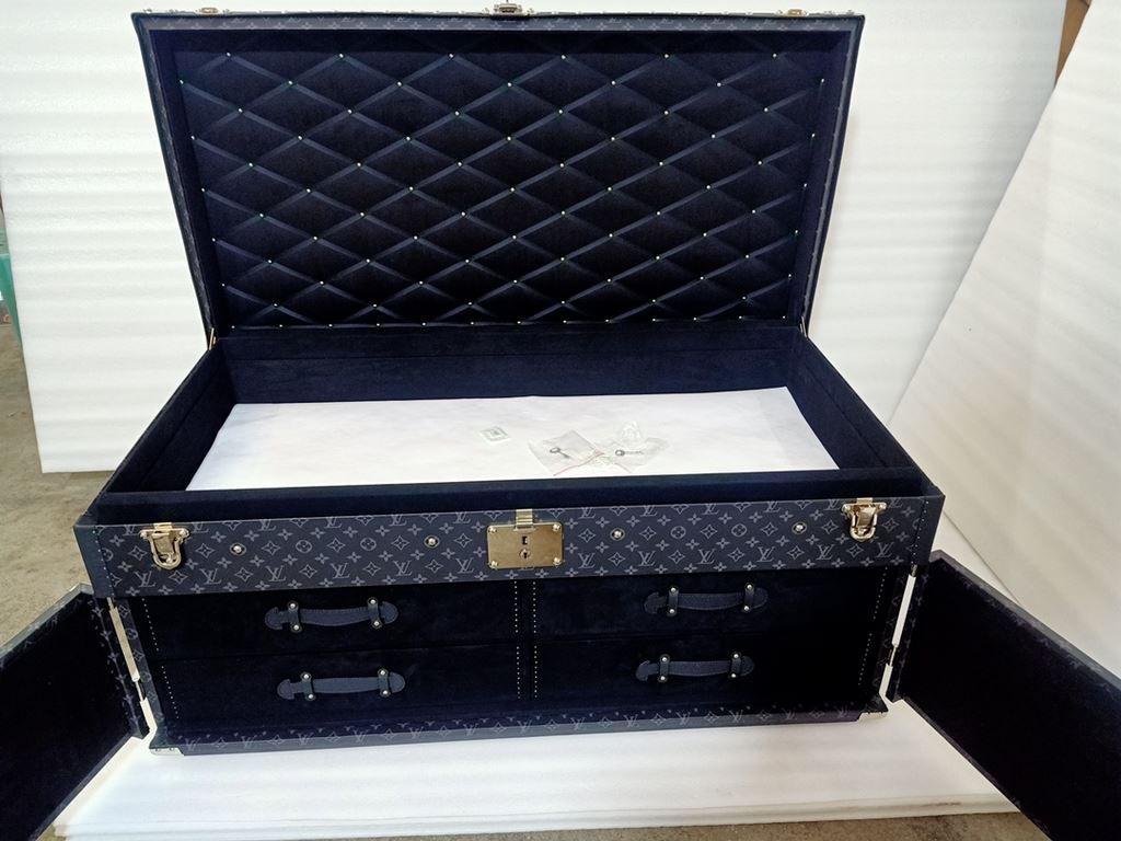 M4700SKMLouis Vuitton Double Open Black Flower,