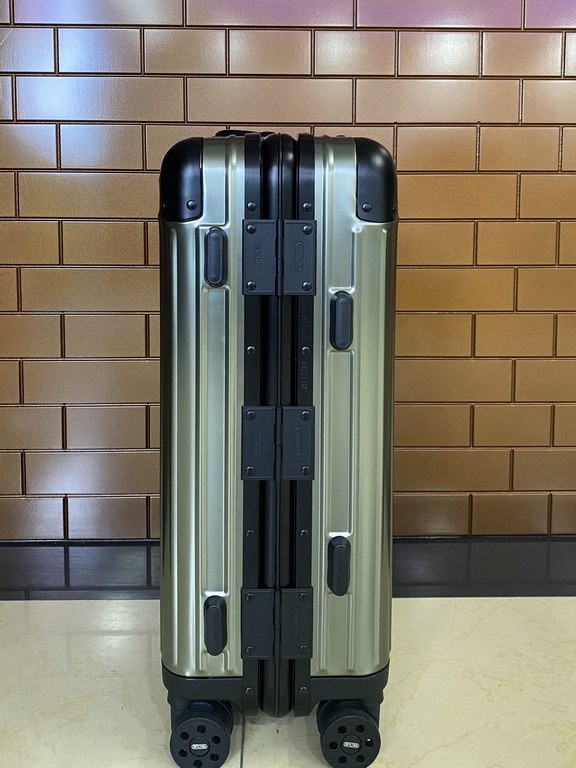 Moncler and RIMOWA join hands again to create a set of customized luggage based on RIMOWA's iconic Topas Stealth aluminum-magnesium alloy series. Inexcusable trolley handle Imported universal wheels International TSA cus