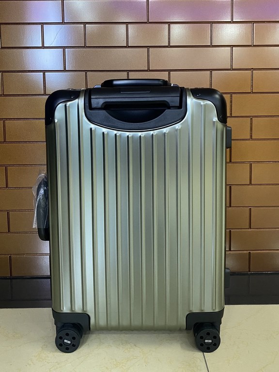 Moncler and RIMOWA join hands again to create a set of customized luggage based on RIMOWA's iconic Topas Stealth aluminum-magnesium alloy series. Inexcusable trolley handle Imported universal wheels International TSA cus