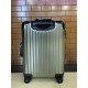 Moncler and RIMOWA join hands again to create a set of customized luggage based on RIMOWA's iconic Topas Stealth aluminum-magnesium alloy series. Inexcusable trolley handle Imported universal wheels International TSA cus