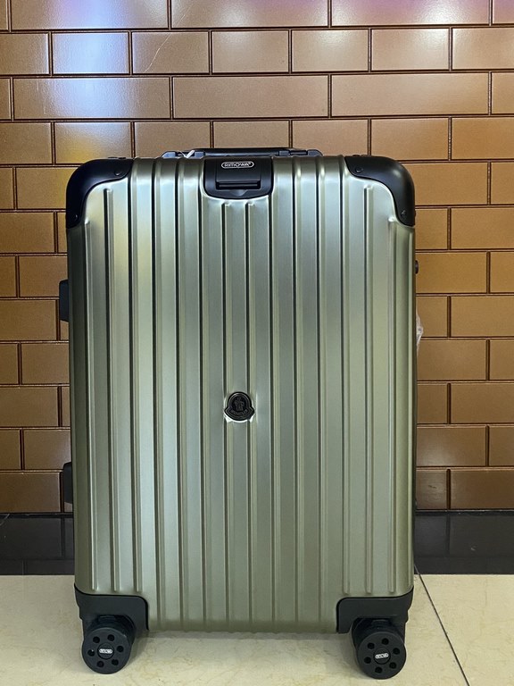 Moncler and RIMOWA join hands again to create a set of customized luggage based on RIMOWA's iconic Topas Stealth aluminum-magnesium alloy series. Inexcusable trolley handle Imported universal wheels International TSA cus