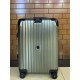 Moncler and RIMOWA join hands again to create a set of customized luggage based on RIMOWA's iconic Topas Stealth aluminum-magnesium alloy series. Inexcusable trolley handle Imported universal wheels International TSA cus