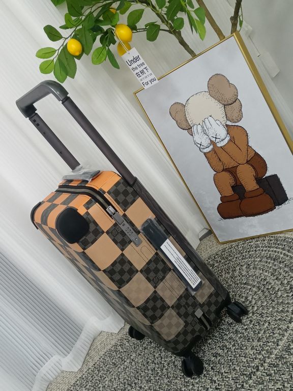 # Big Square of OrangeCapacity 28L Weight 2.6kgMaterial Ultra-lightweight Monogram canvas   mesh lining   cowhide leather corners   metal fittings   large external trolley barThe latest version 2022 version of the inner 