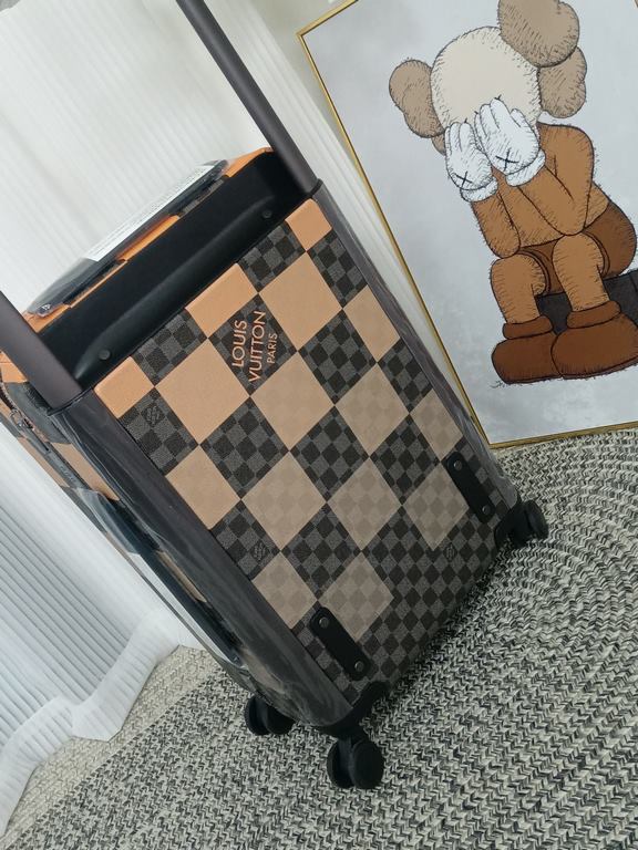 # Big Square of OrangeCapacity 28L Weight 2.6kgMaterial Ultra-lightweight Monogram canvas   mesh lining   cowhide leather corners   metal fittings   large external trolley barThe latest version 2022 version of the inner 